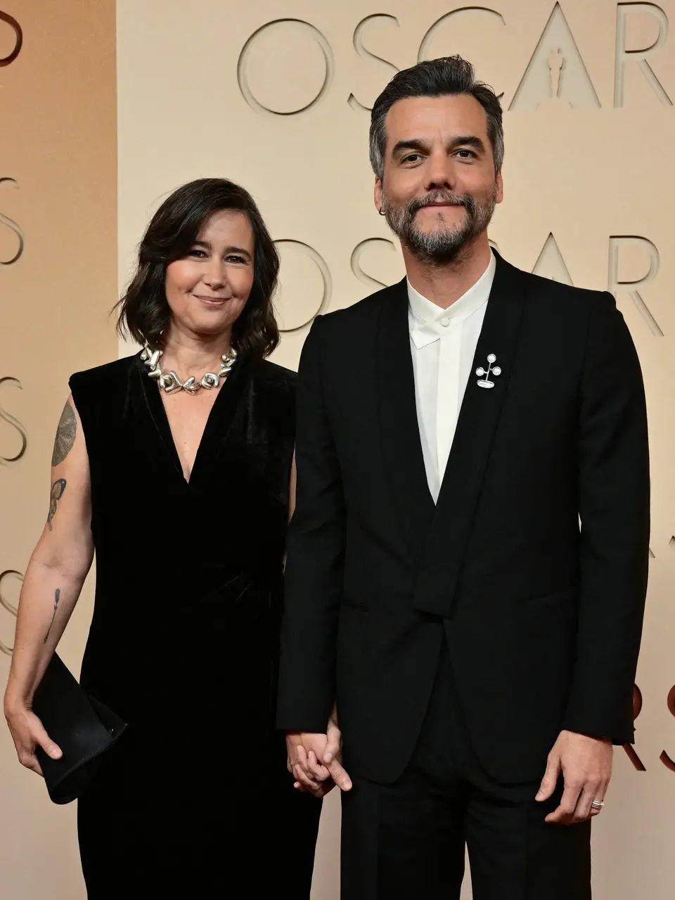 Sandra Delgado ao lado de Wagner Moura no tapete vermelho do Oscar 2026.