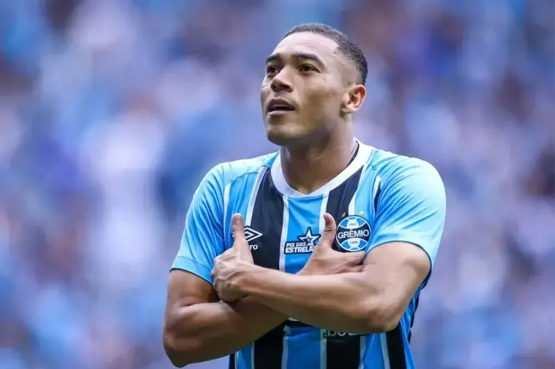 Carlos Vinícius comemora gol pelo Grêmio