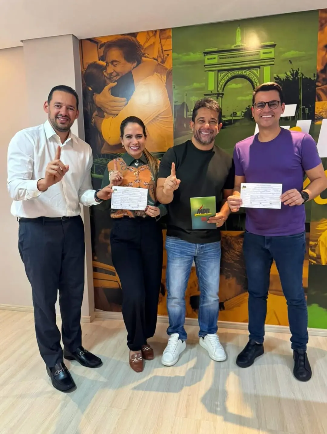 Foto mostra Danniel Oliveira, Vanessa Lima, Apóstolo Luiz Henrique e Yuri do Paredão durante ato de filiação.