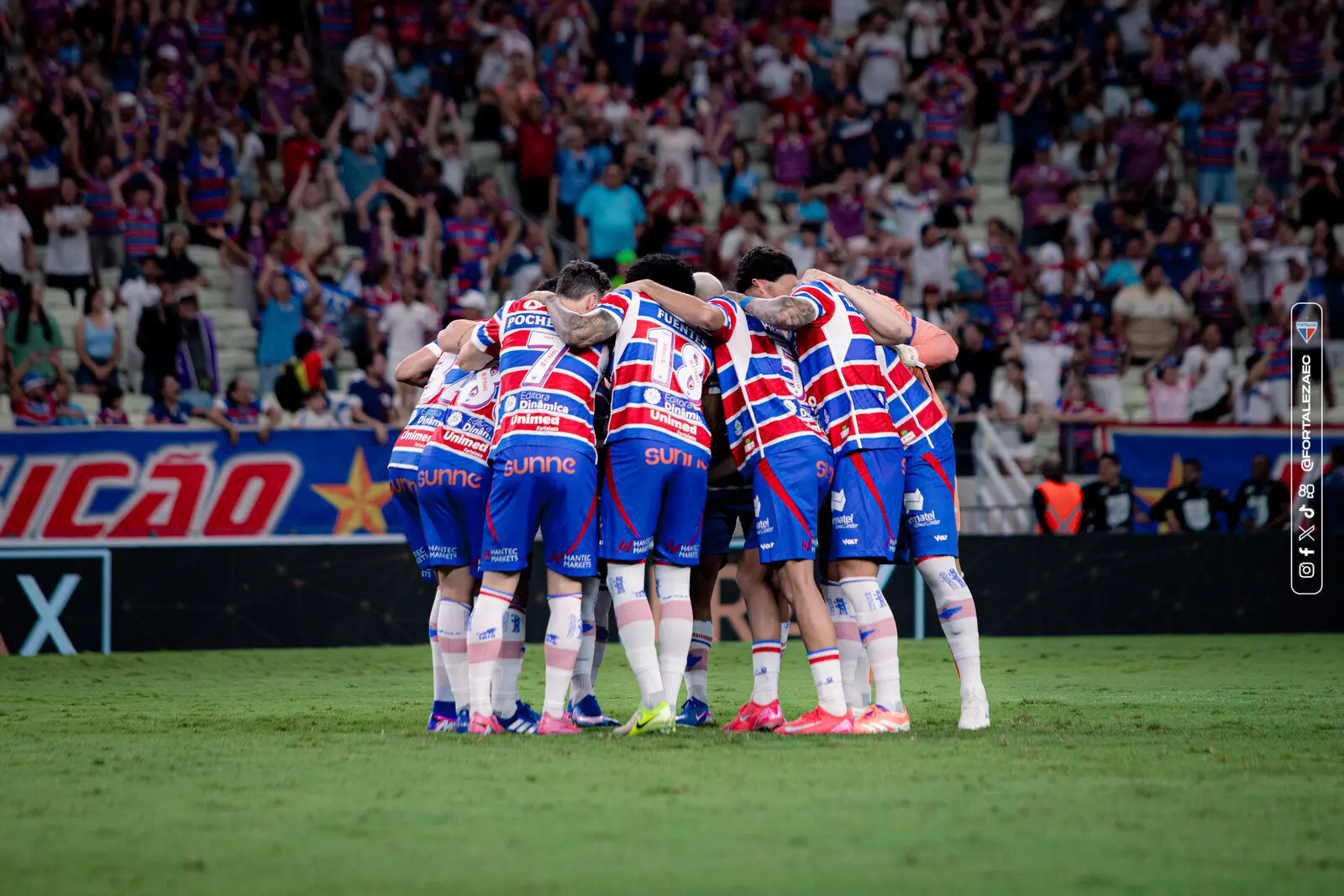 Elenco do Fortaleza reunido em campo