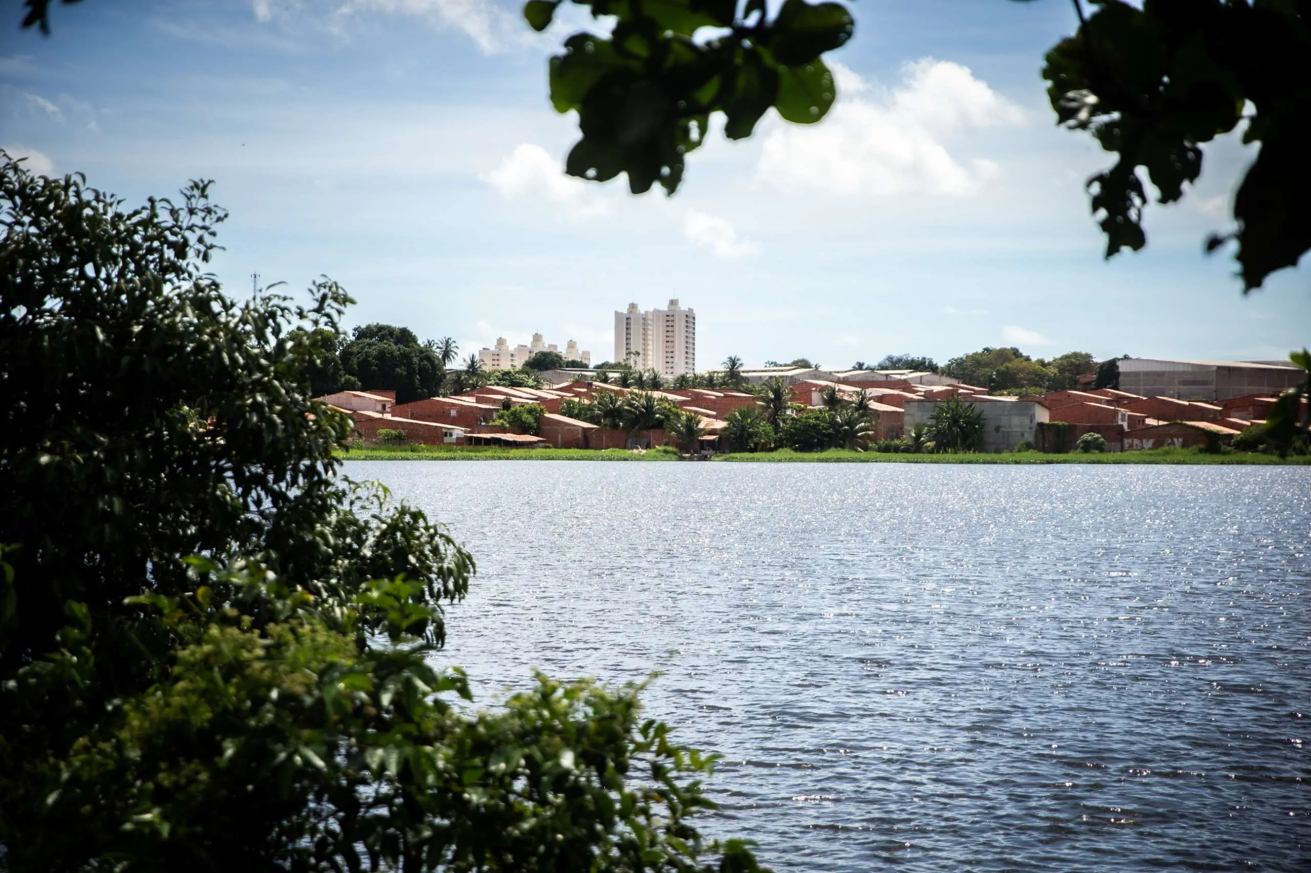 Urbanização intensa no entorno do açude Jangurussu preocupa população sobre possível cheia.