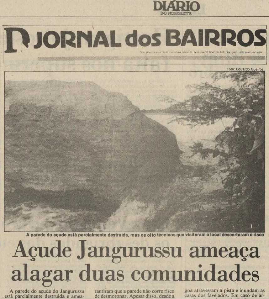 Reportagem do jornal Diário do Nordeste antiga com a foto de um açude, mostrando a estrutura da parede e a água, sob uma manchete que alerta sobre o risco de inundações para comunidades próximas. A foto foi tirada por Eduardo Queiroz.