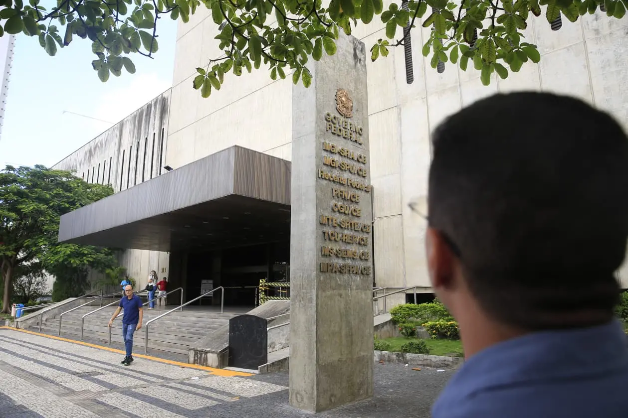 Foto que contém a sede da Receita Federal do Brasil em Fortaleza.