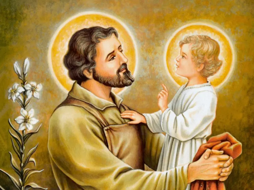 Um homem barbudo com uma túnica marrom segura carinhosamente uma criança vestida de branco, ambos com auréolas brilhantes. Lírios brancos desabrocham à esquerda, simbolizando pureza e devoção.