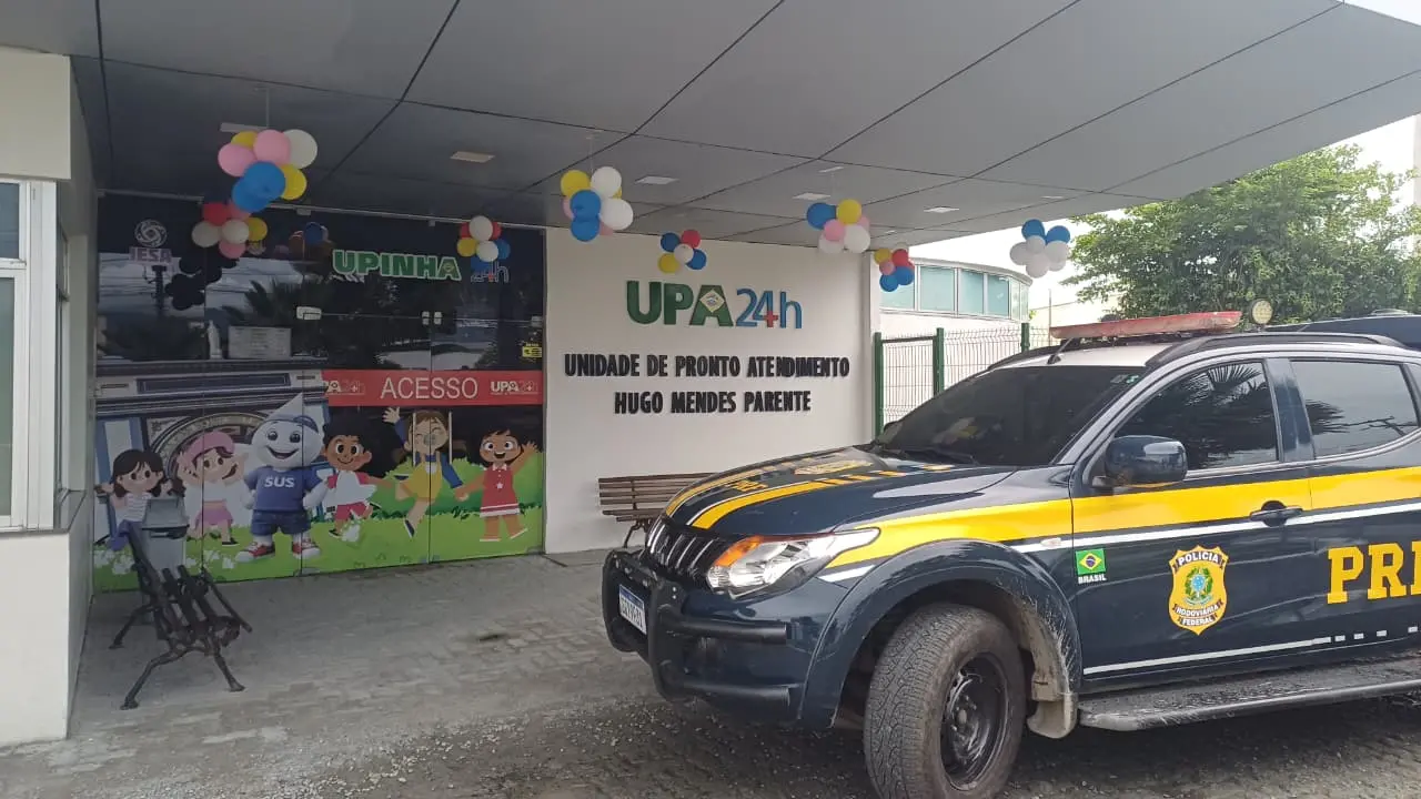 Viatura da PRF em frente a uma UPA de Sobral.