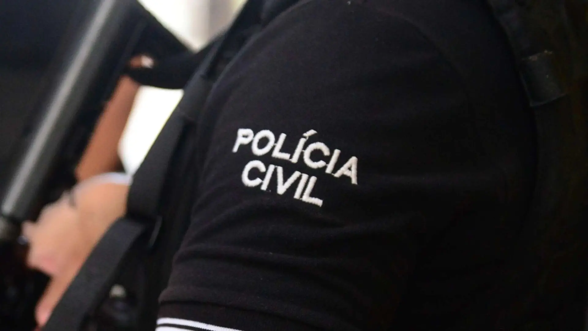 Foto de uma farda da polícia civil para ilustrar matéria sobre homem é preso por perseguição e violência psicológica contra ex-companheira.