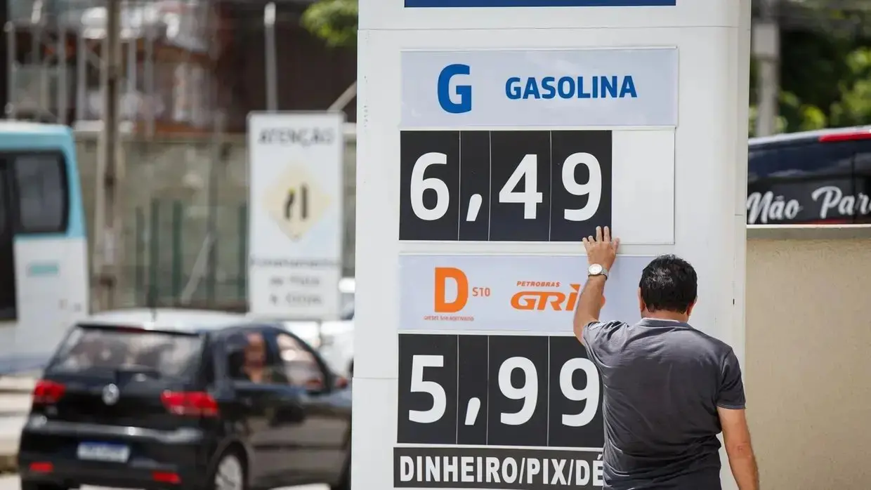 Foto de preços em um posto de combustíveis.