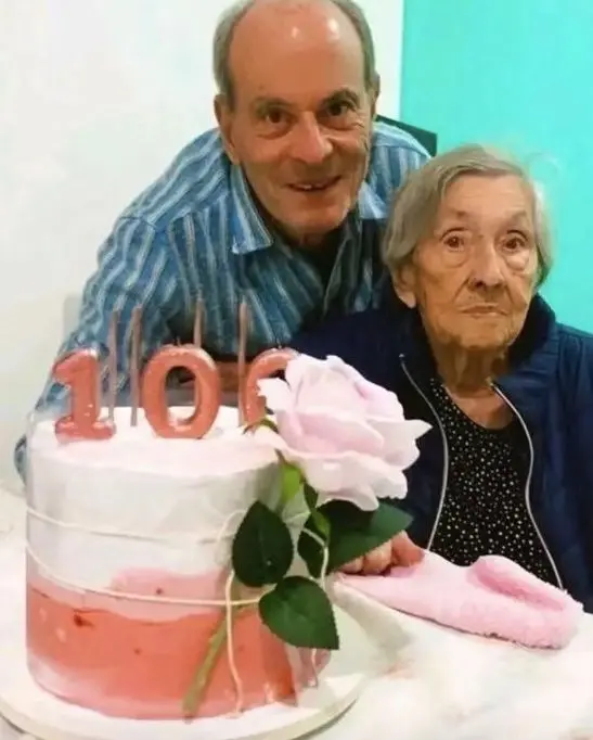 Ney Matogrosso e a mãe em 2022, quando ela completou 100 anos.