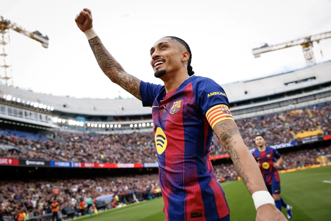 Raphinha comemora gol pelo Barcelona