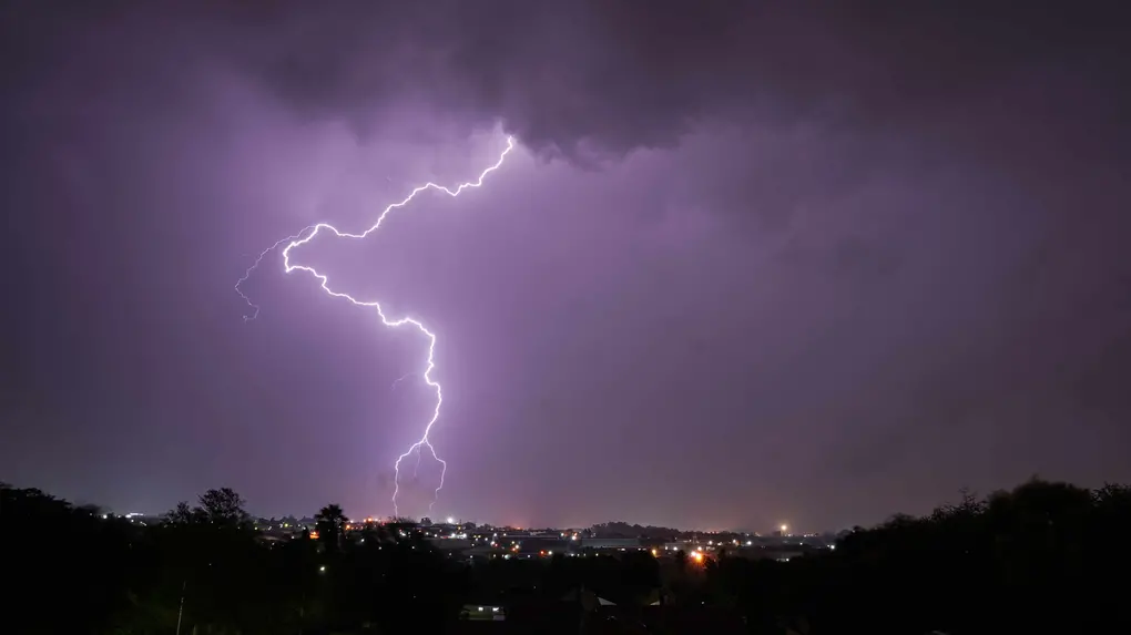 De acordo com a Enel, o monitoramento de raios é realizado em tempo real por meio do Centro de Controle do Sistema (CCS).
