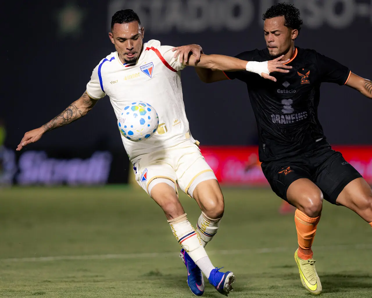 Atletas de Fortaleza e Nova Iguaçu-RJ disputam bola