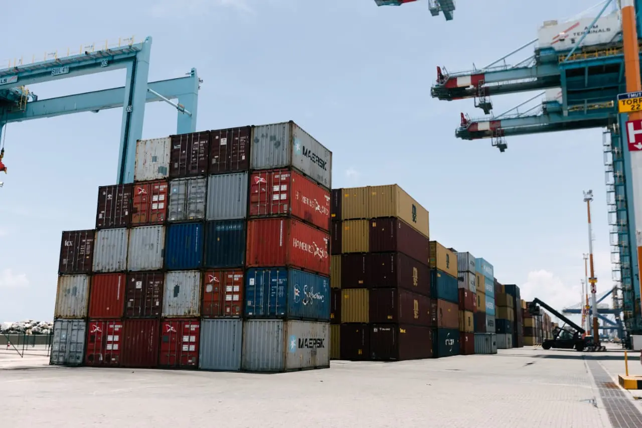 Pátio do Porto do Pecém com centenas de conteiners empilhados.