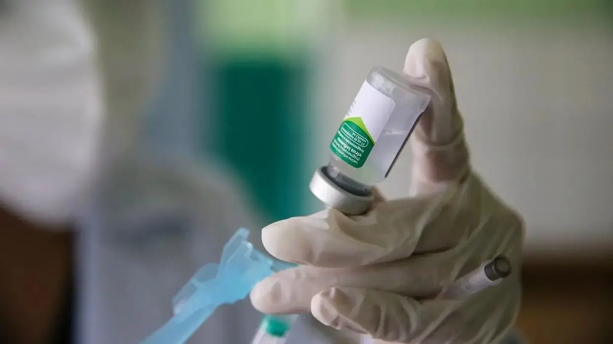 Foto de vacinação para ilustrar matéria sobre vacina contra Influenza disponibilizada nos 134 postos de Fortaleza.