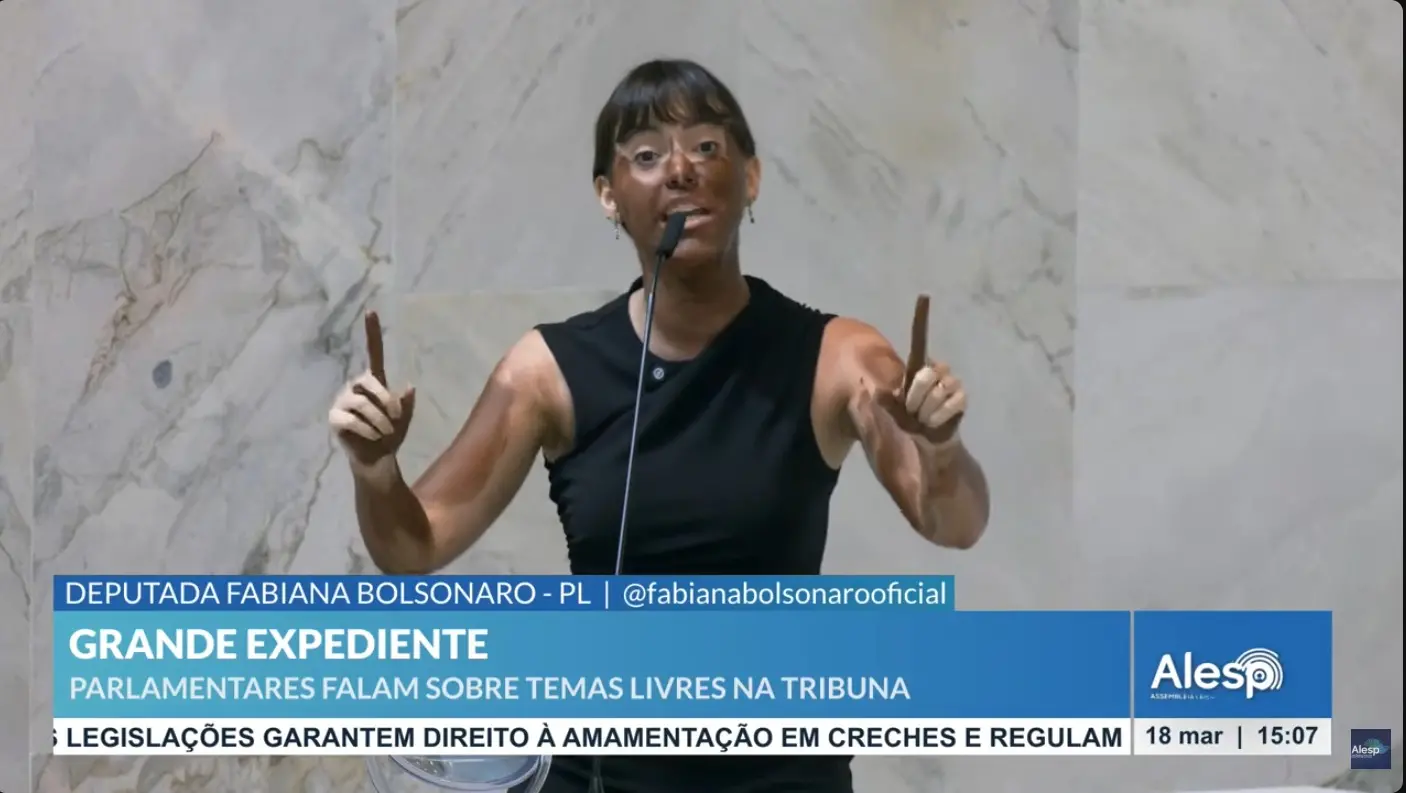 foto da deputada estadual Fabiana Bolsonaro fazendo blackface, pintando o rosto e partes do corpo de preto durante discurso na Assembleia Legislativa de São Paulo (Alesp).