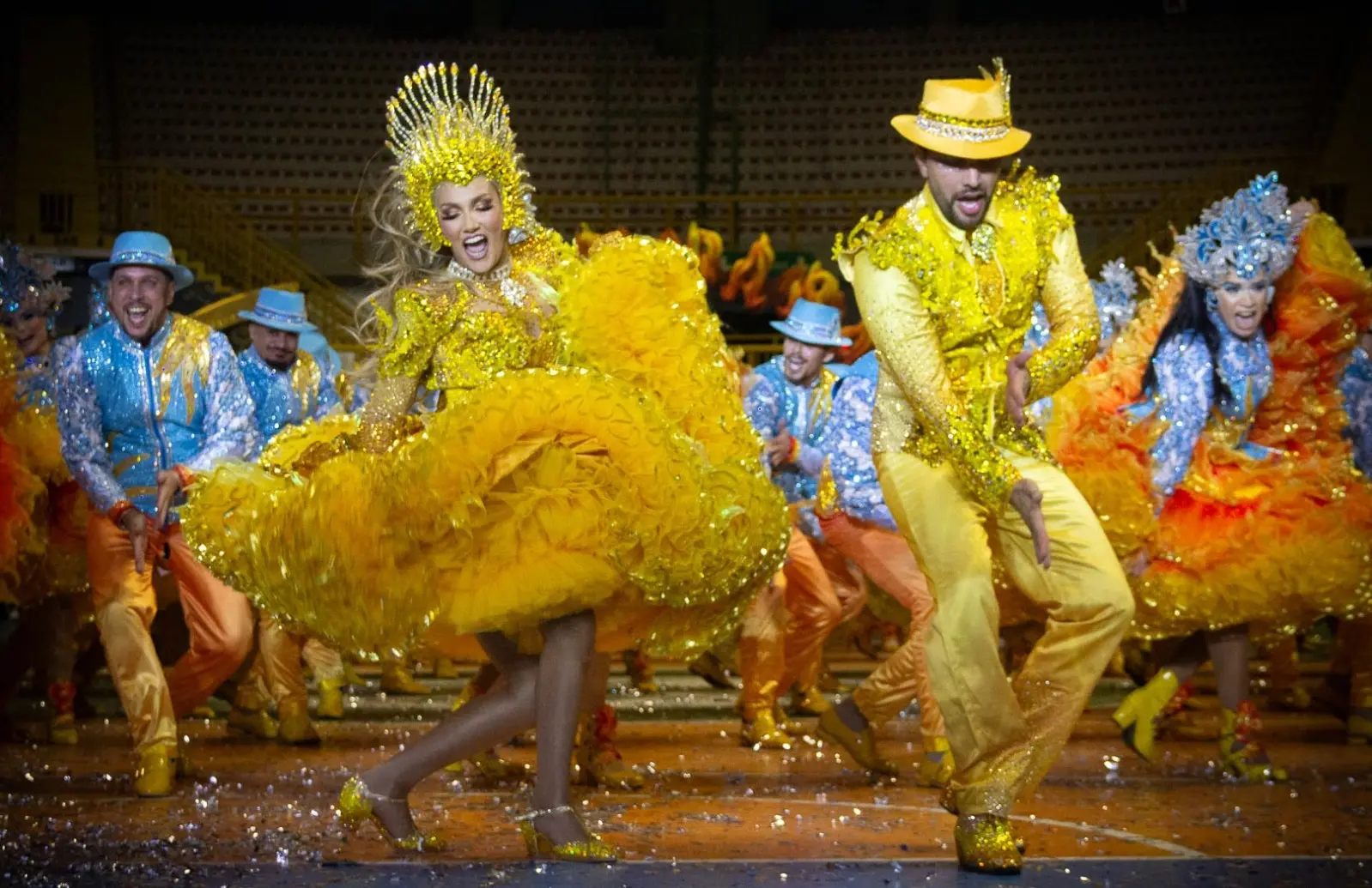 Brincantes da quadrilha Junina Babaçu em apresentação de estreia.