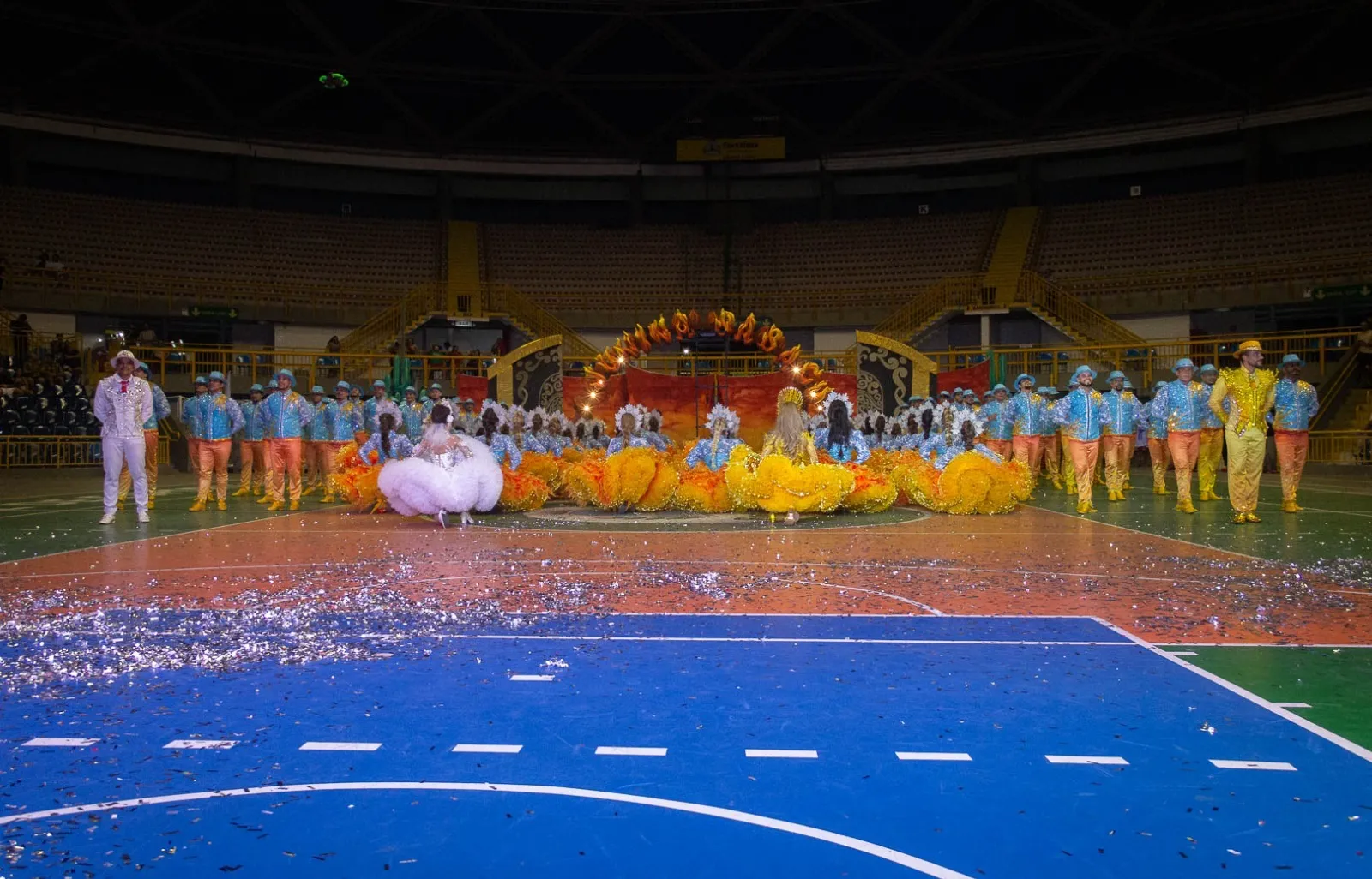 Os grupos costumam se apresentar em ginásios da Capital.