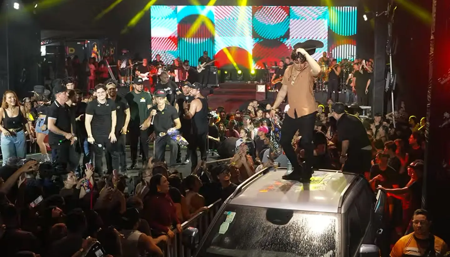 Natanzinho Lima chamou atenção das redes sociais com dança em cima de carro.