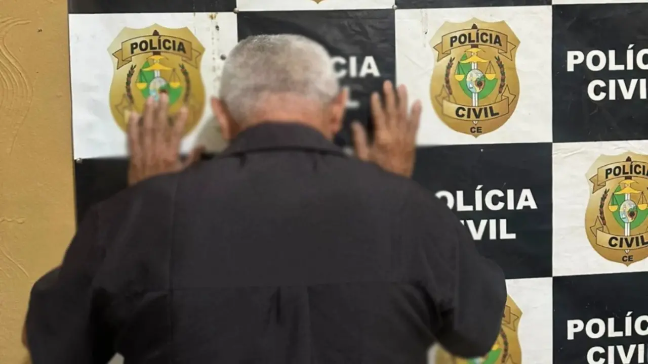 Idoso preso abusava de vítima quando mãe viajava.