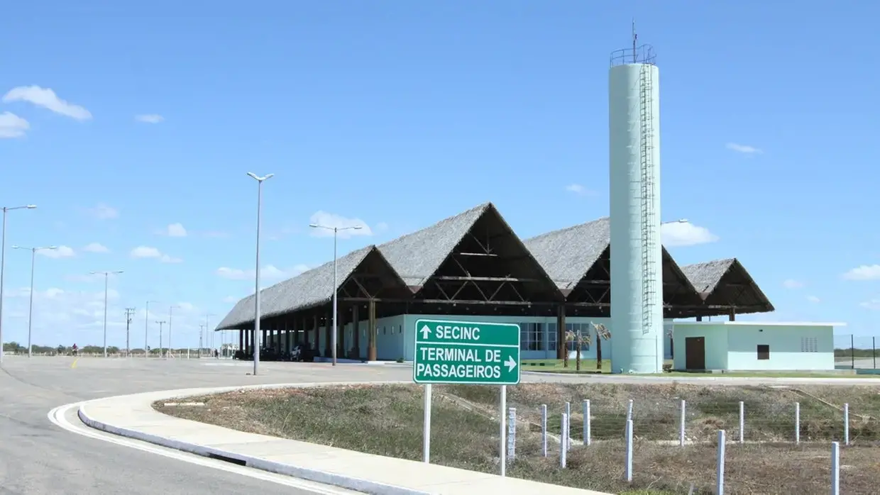 Visão do aeroporto de Aracati. O local tem telhado com palha em formato triangular.