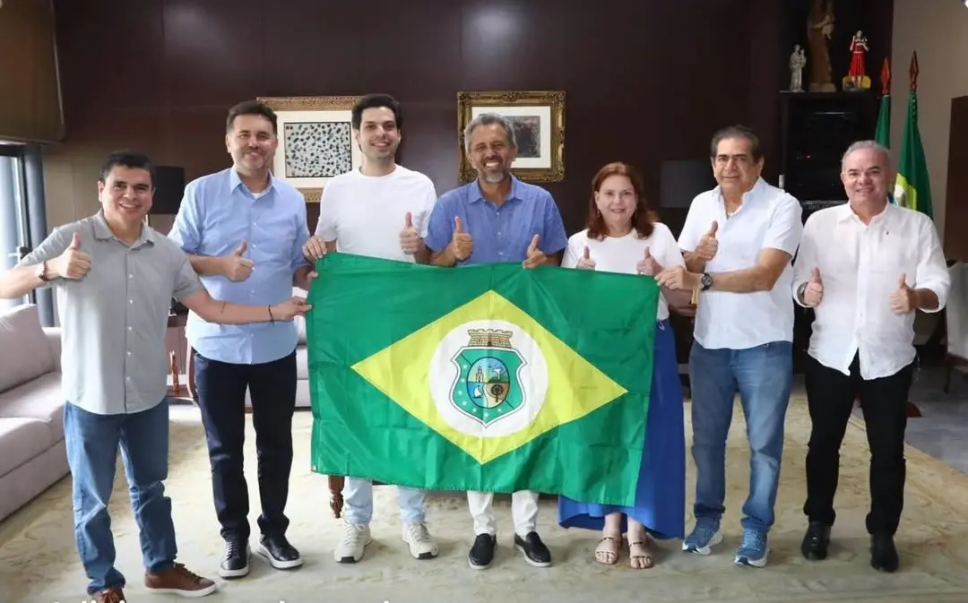Elmano segura uma bandeira do Ceará ao lado de Fernanda Pessoa, AJ, Moses e Chagas Vieira.