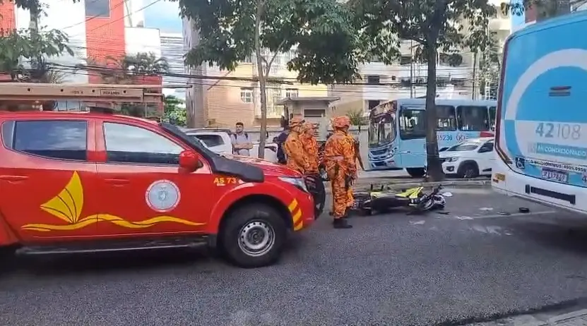 Atendimento às vítimas de acidente na Avenida Desembargador Moreira.