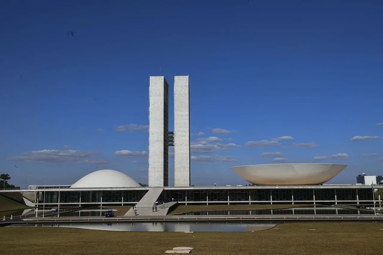Fachada do Senado Federal, com duas torres verticais iguais e dois semicírculos ao lado.
