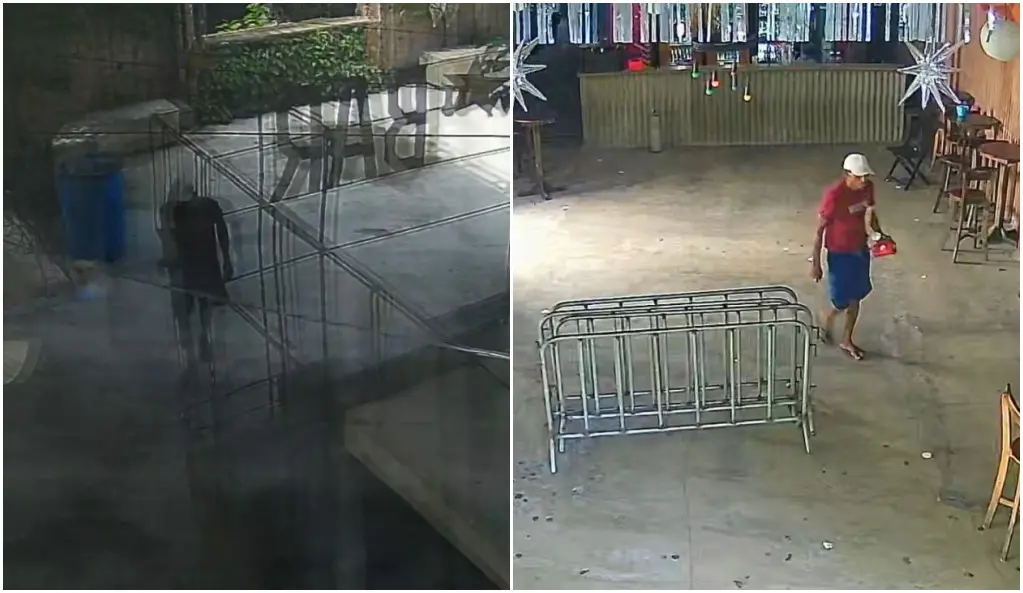 Imagem dividida em duas partes. À esquerda, uma área externa com piso molhado e reflexivo, cercada por grades metálicas e uma parede com plantas; há um objeto escuro pendurado na grade. À direita, um ambiente interno amplo, com mesas e cadeiras ao fundo, onde uma pessoa usa boné branco, camiseta vermelha, bermuda azul e chinelos, caminhando e segurando um objeto vermelho; há grades metálicas no centro do espaço.