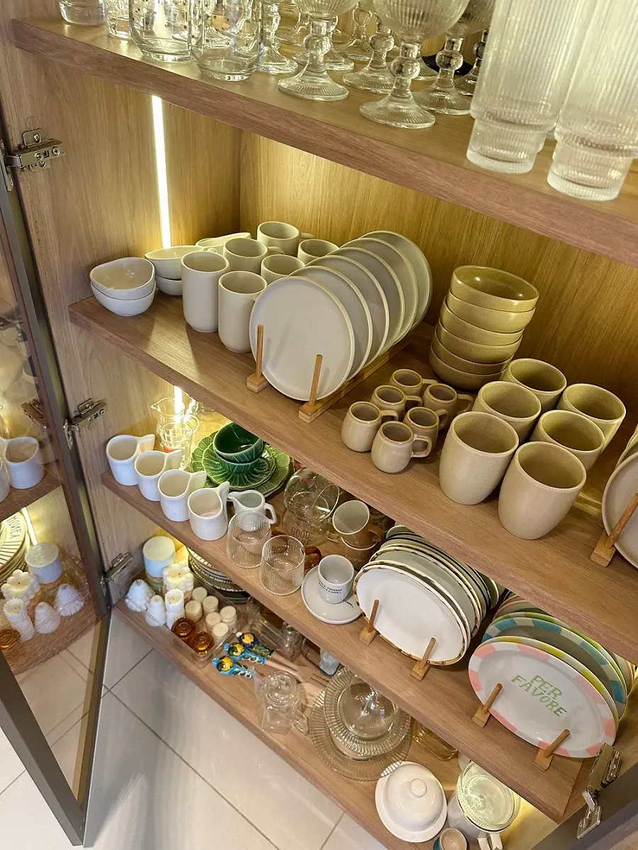 Louça guardada para grandes ocasiões pode preencher momentos simples, como um café da tarde.