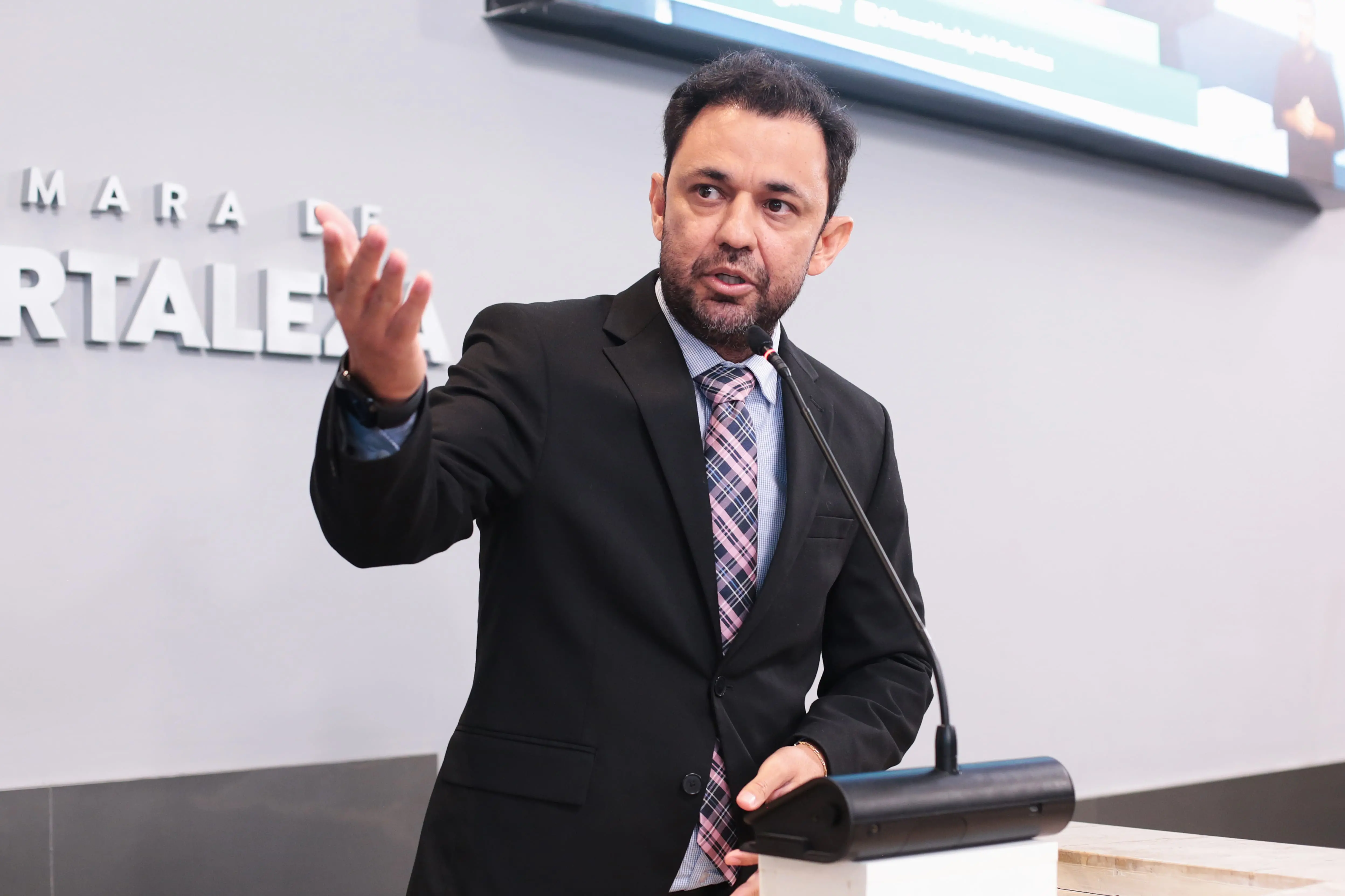 Foto do vereador PP Cell durante pronunciamento na Câmara Municipal de Fortaleza.