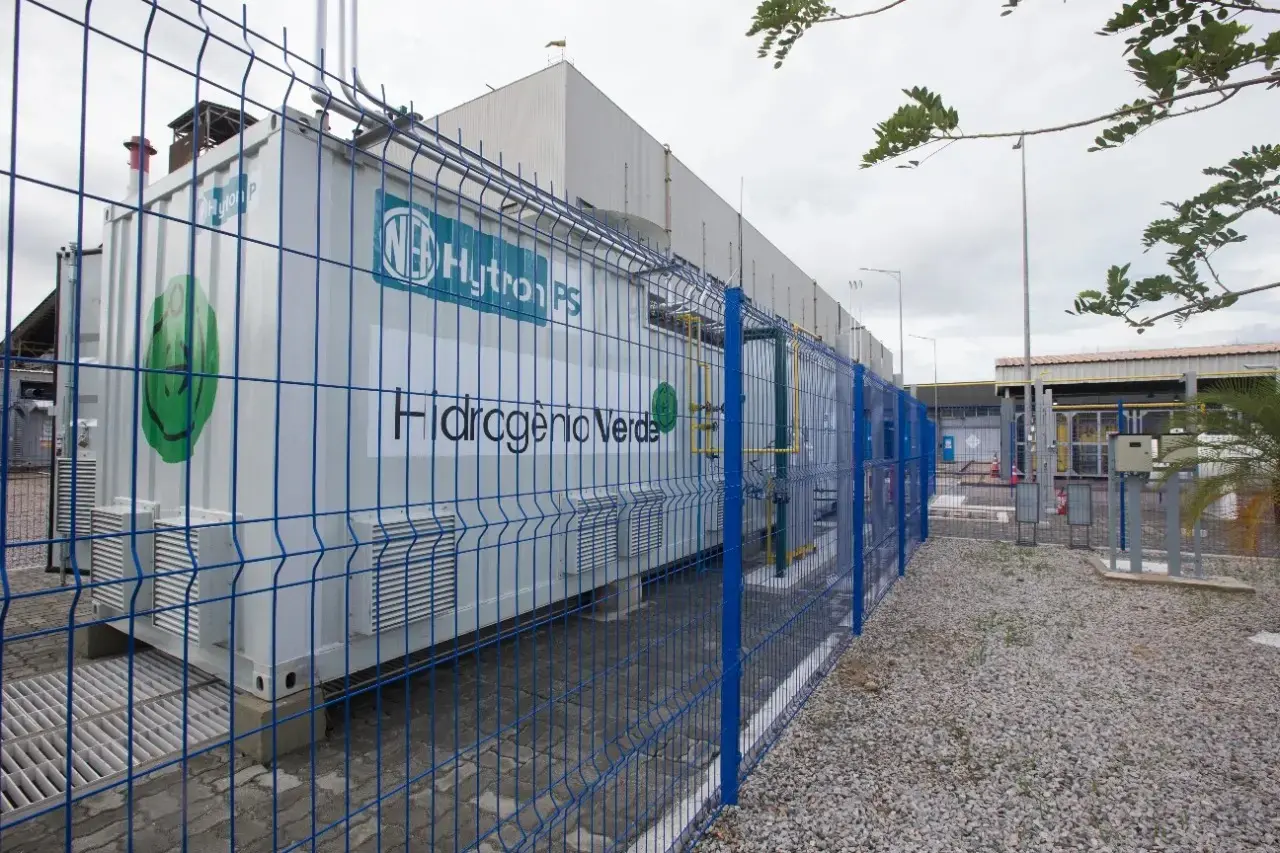 Espaço delimitado por cerca com gerador movido a hidrôgênio verde (H2V).