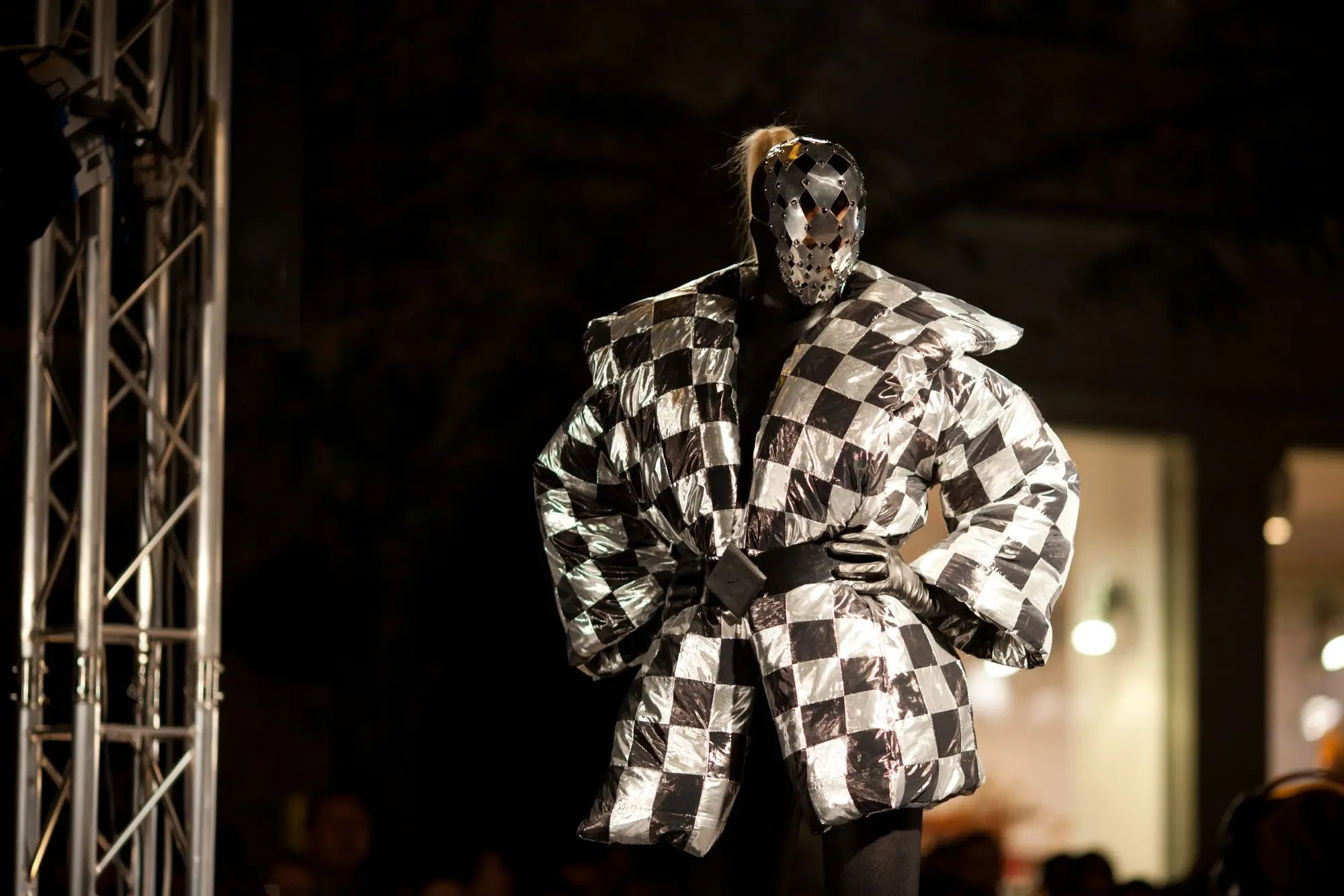 Uma modelo desfila na passarela durante o desfile da coleção outono/inverno 2011 da Nina Ricci Paris by Obsession, no Prague Fashion Weekend, em 24 de setembro de 2011, em Praga, República Tcheca.