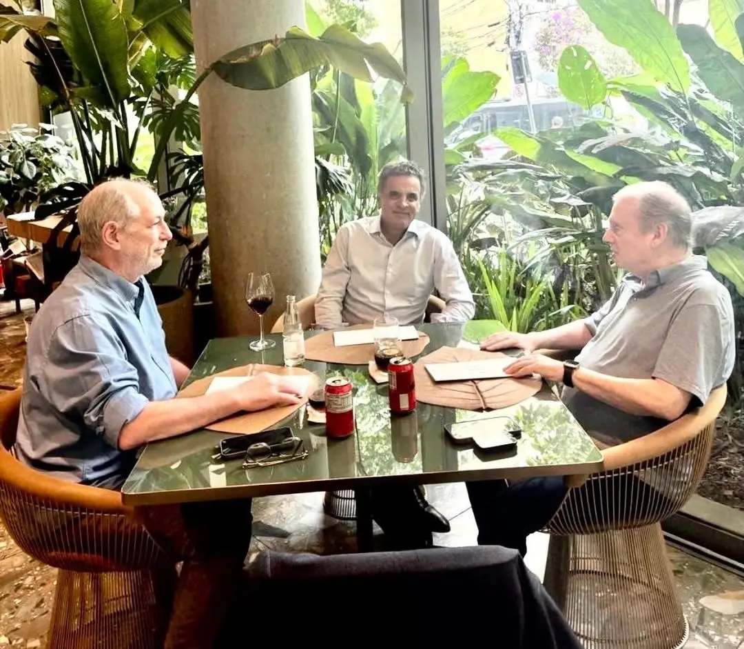 Ciro Gomes, Aécio Neves e Tasso Jereissati sentados à mesa em conversa.