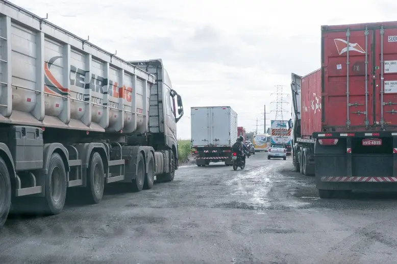 Foto que contém caminhões em estrada no Ceará.