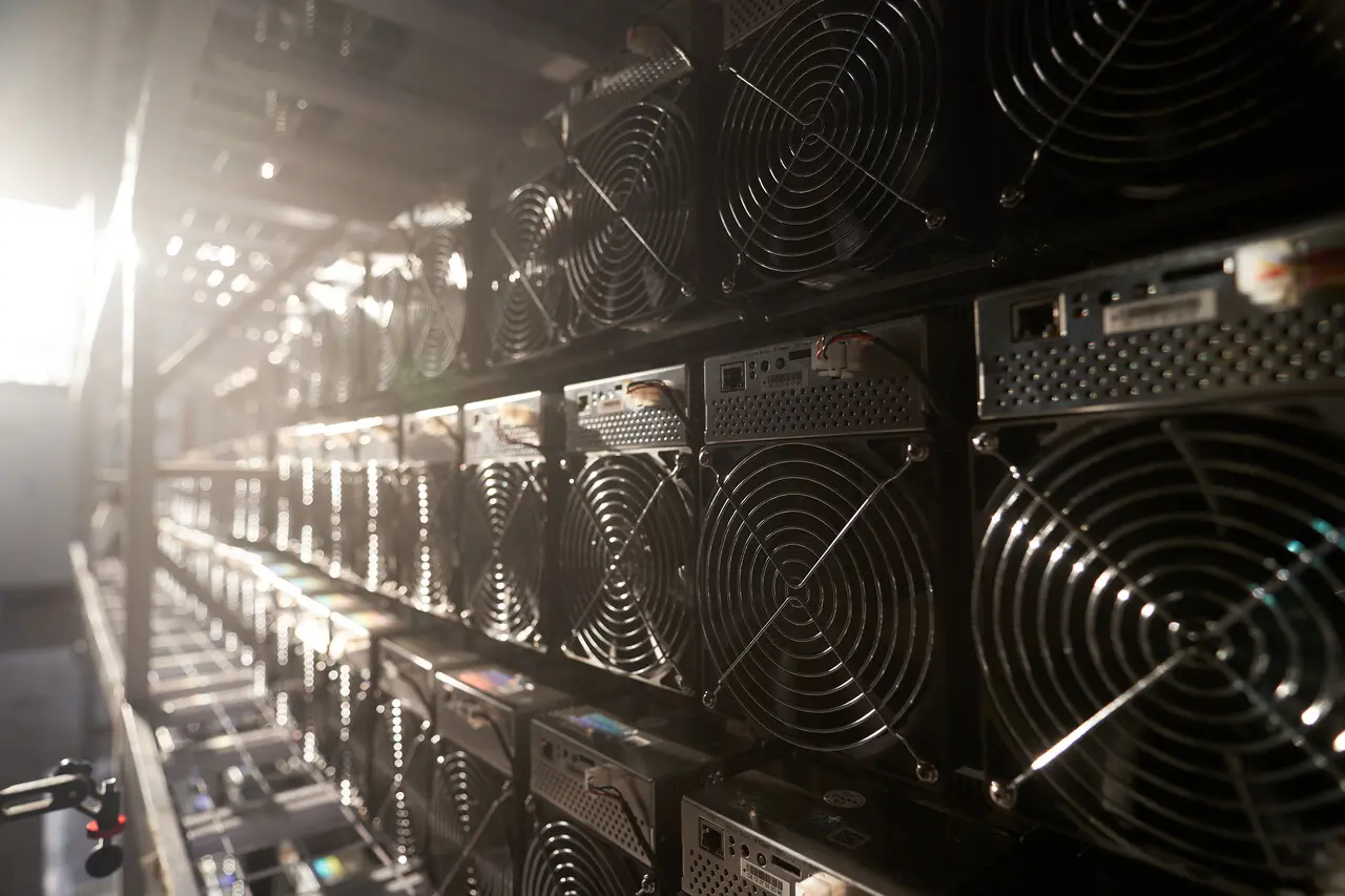 Foto de equipamentos internos de data center de criptomineração.