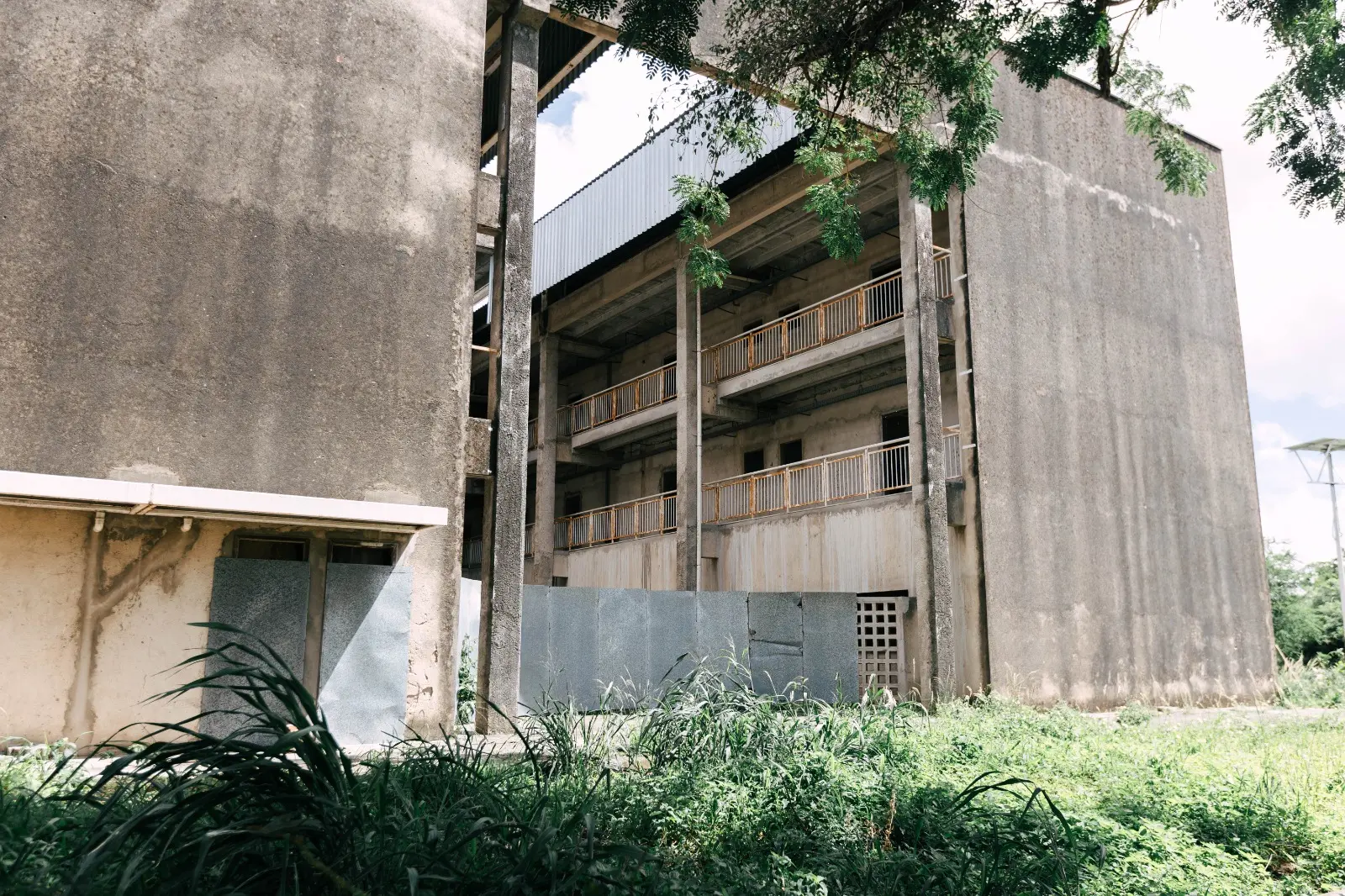 Imagem mostra alojamento inacabado construído no Instituto de Educação Física e Esportes (Iefes) da UFC, em Fortaleza.