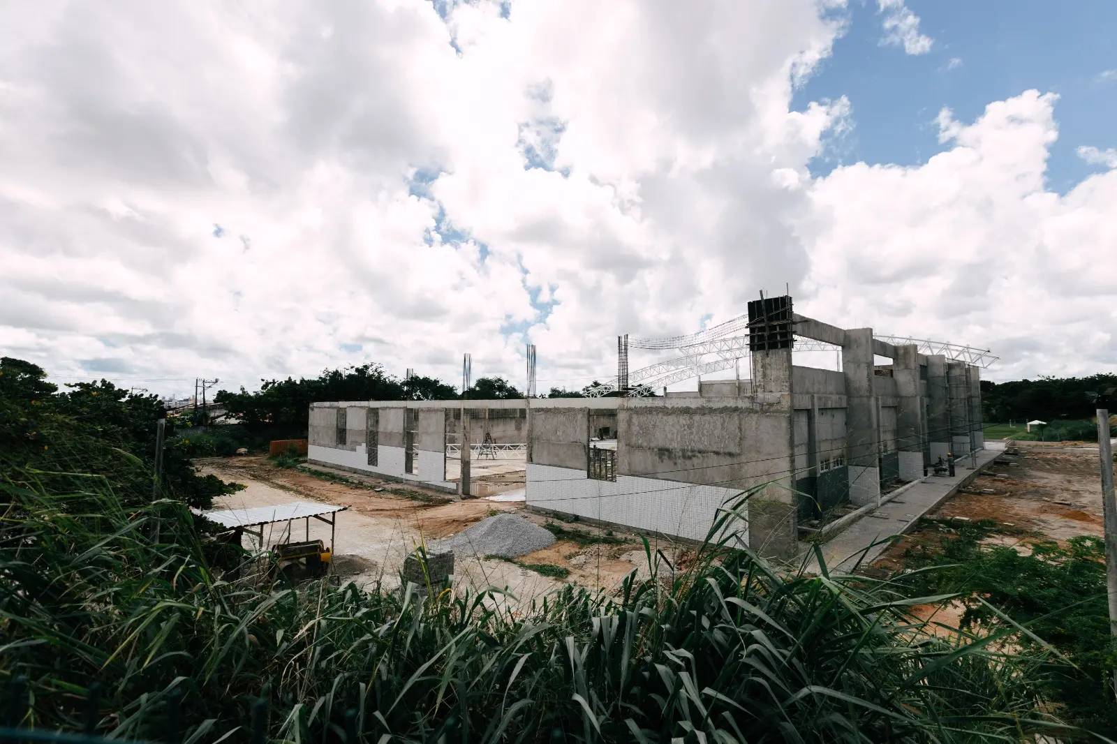 Imagem mostra construção de ginásio poliesportivo do Instituto de Educação Física e Esportes (Iefes) da UFC, em Fortaleza.