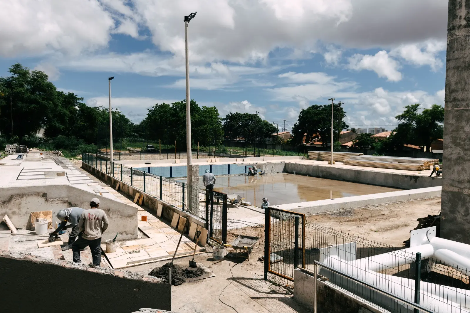 Imagem mostra piscina do Instituto de Educação Física e Esportes (Iefes) da UFC com trabalhadores atuando em reforça.