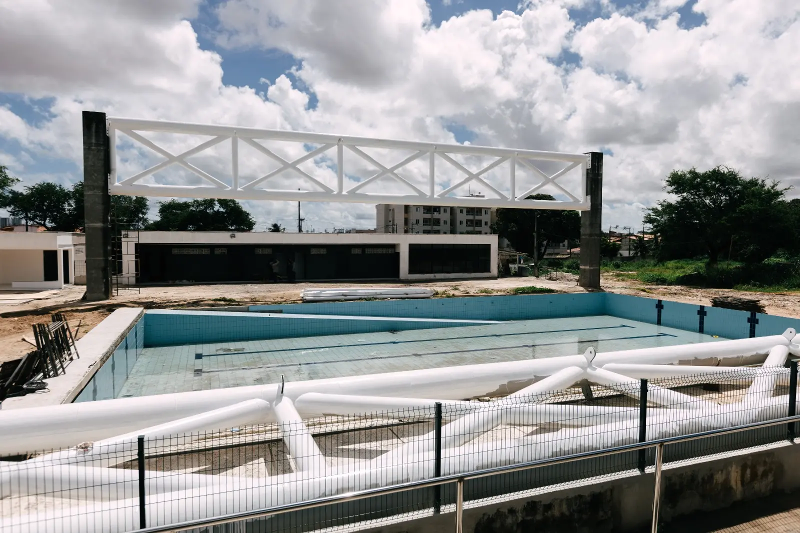 Imagem mostra piscina do Instituto de Educação Física e Esportes (Iefes) da UFC, em Fortaleza.