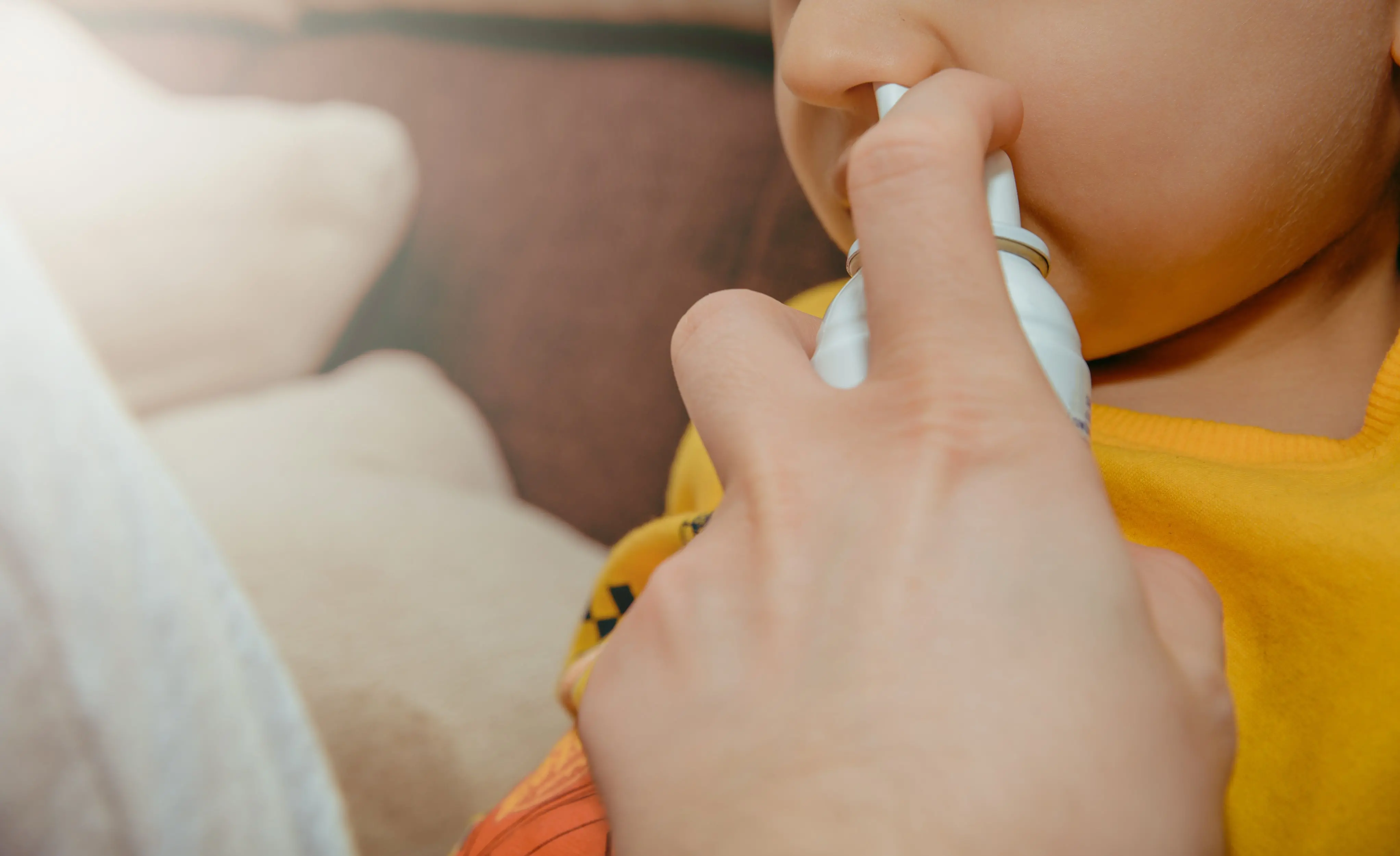 Imagem de bebê realizando lavagem nasal para matéria sobre VSR.