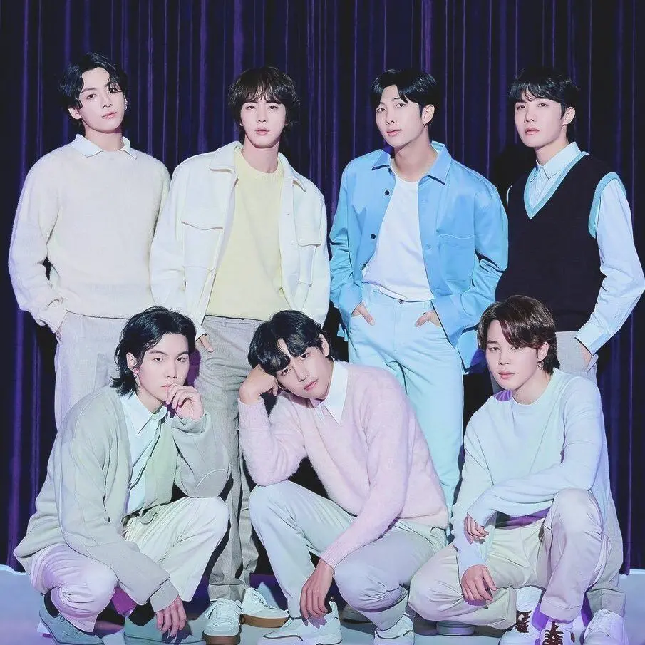 Foto mostra imagem dos sete integrantes da banda BTS.