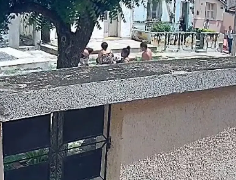Imagem da notícia VÍDEO | Criança de 2 anos é salva de engasgo por policial civil em Crateús (CE)