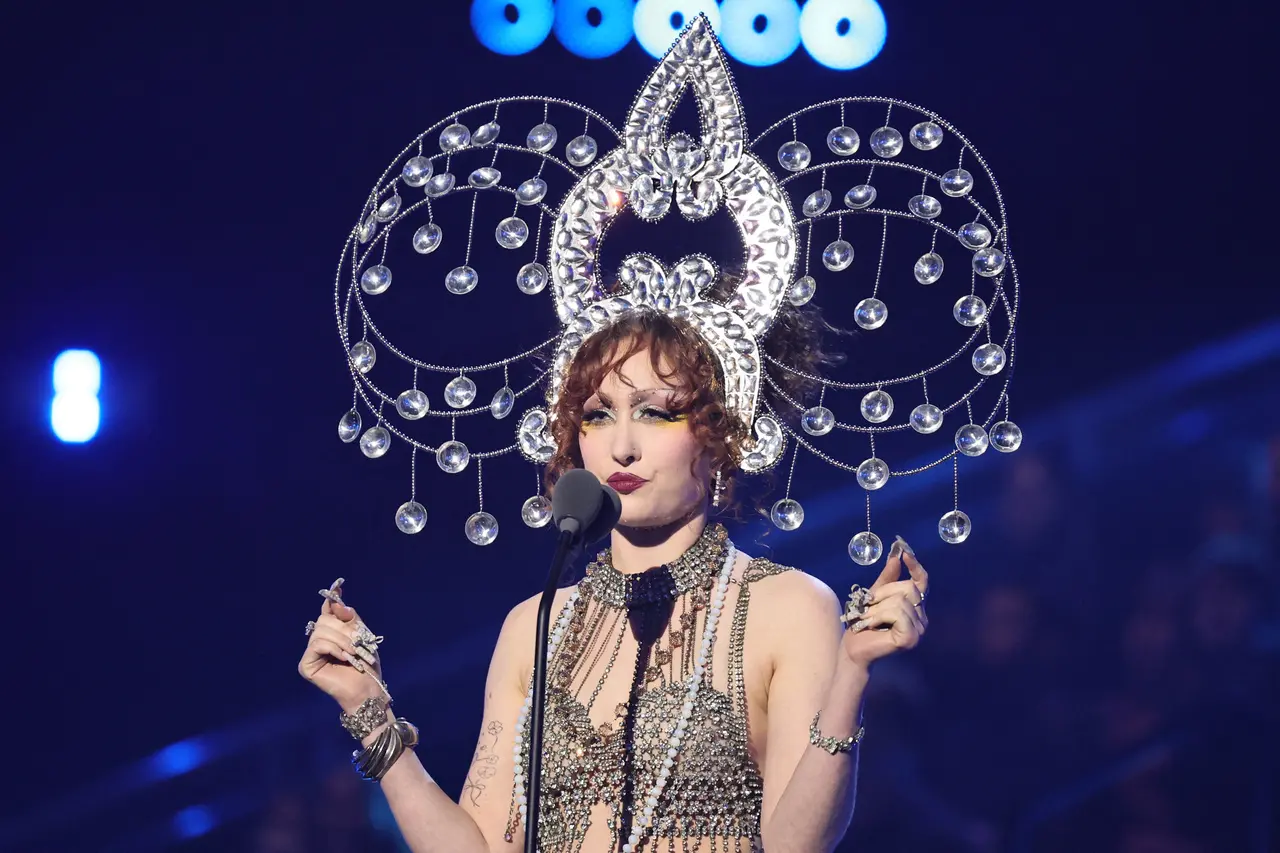 Cantora Chappell Roan com chapéu de cristais.