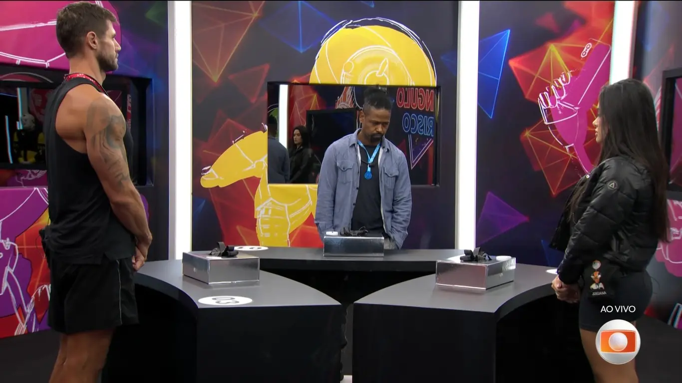 Jordana, Boneco e Jonas em dinâmica com caixas.