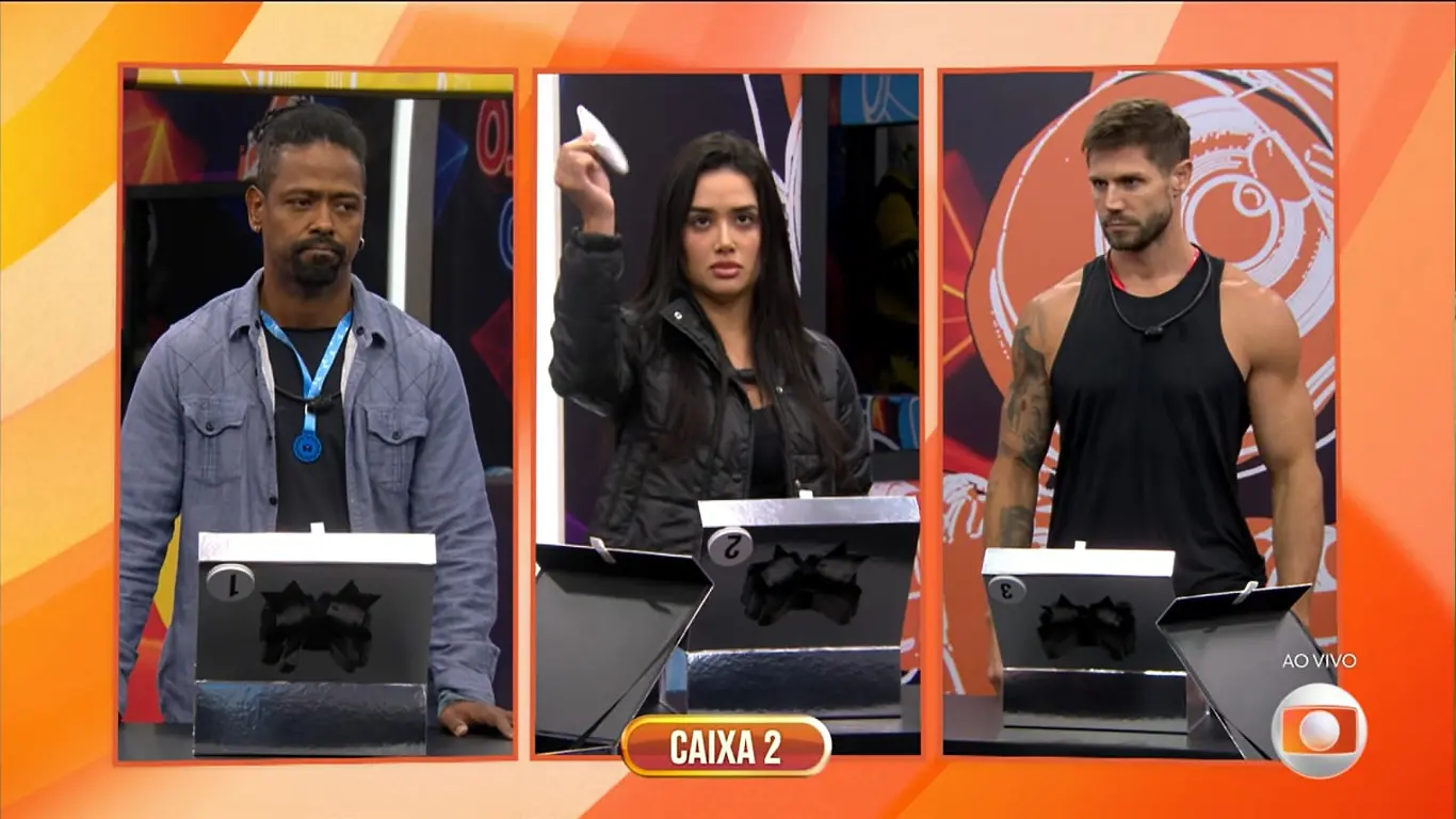 Tela dividida em três. Na ordem, da esquerda pra direita, Boneco, Jordana e Jonas.