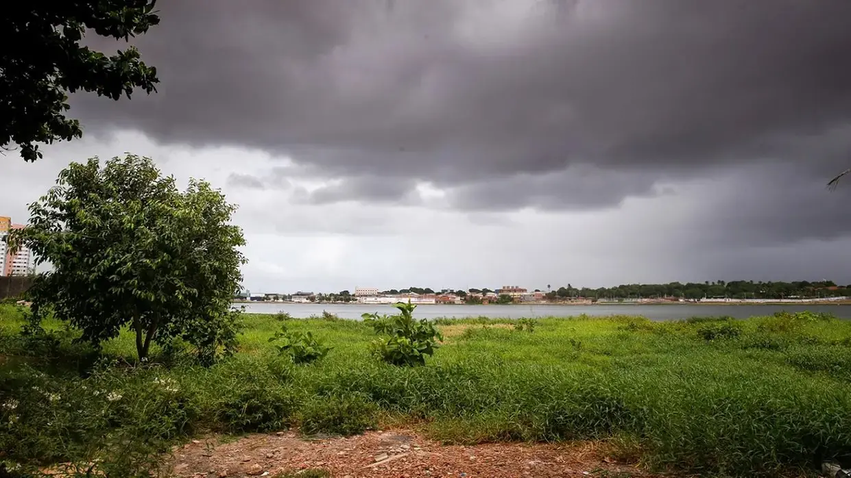 Imagem mostra campo verde, lagoa e um céu com nuvens carregadas no Ceará, que deve receber chuvas até esta segunda-feira (22).
