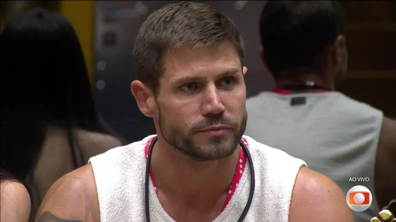 Rosto de Jonas preocupado.