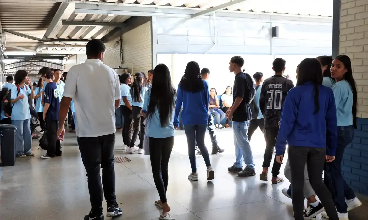 Estudantes do Ensino Médio.