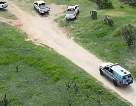 Imagem da notícia Carros que circulavam de forma irregular nas dunas da Sabiaguaba são apreendidos; veja vídeo