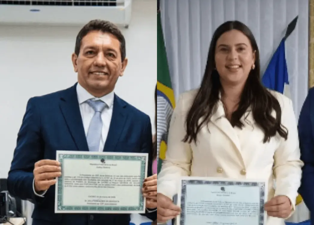Montagem com duas fotos lado a lado. À esquerda, um homem de meia-idade, de terno azul e gravata clara, sorri enquanto segura um certificado com as duas mãos em um ambiente interno. À direita, uma mulher jovem, de cabelos longos e escuros, veste blazer claro e também sorri enquanto segura um certificado semelhante; ao fundo, aparecem bandeiras oficiais.
