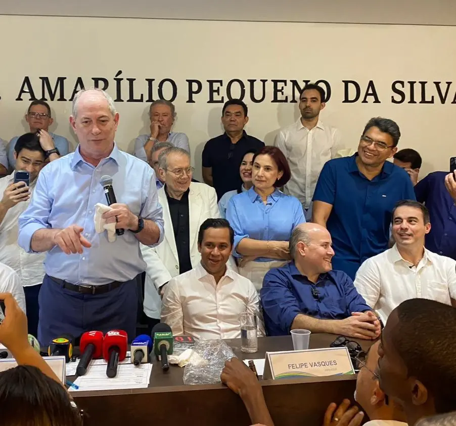 Foto de Ciro Gomes e lideranças da oposição no Ceará.